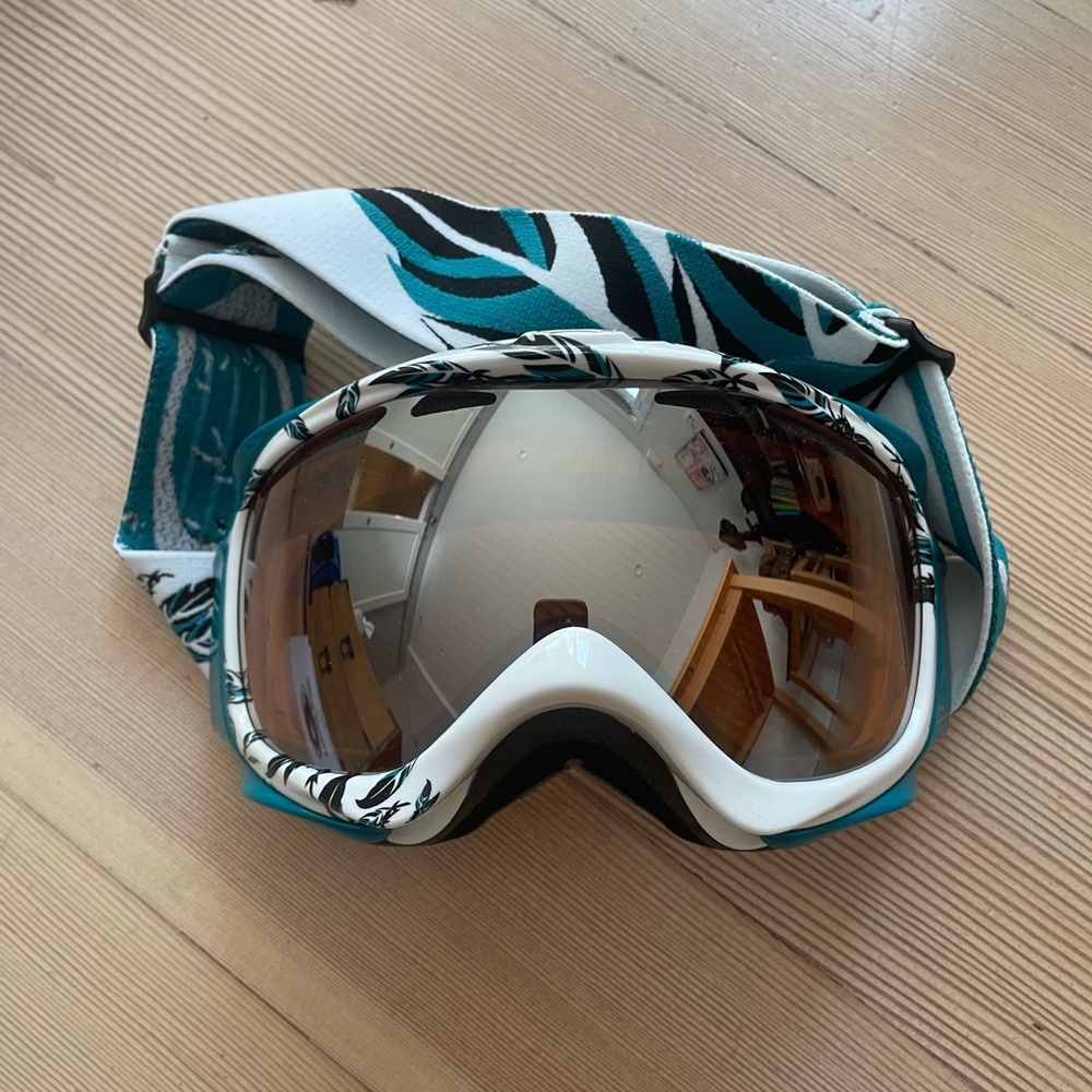 Oakley Jenny Jones Women’s Snow Goggles White Peacock Feather